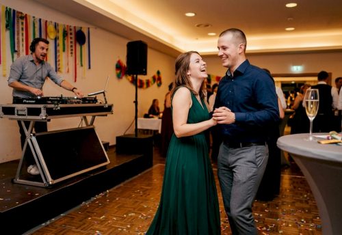 Das Brautpaar eröffnet die Tanzfläche, während der DJ für die passende Stimmung sorgt.