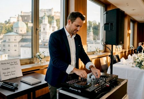 Bei einer Hochzeitsfeier in Salzburg sorgt der DJ am Mischpult für den perfekten Klang.