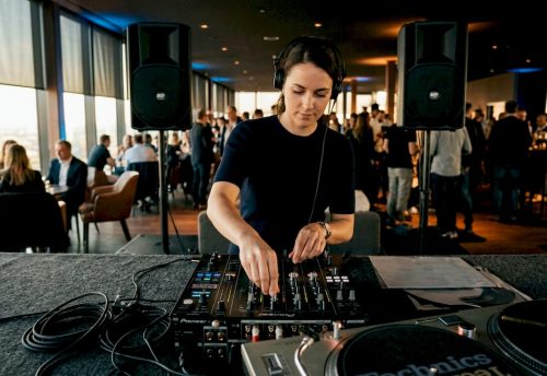 Ein DJ stellt während des Aufbaus die Soundanlage ein.