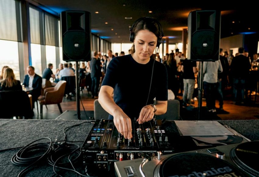Ein DJ stellt während des Aufbaus die Soundanlage ein.