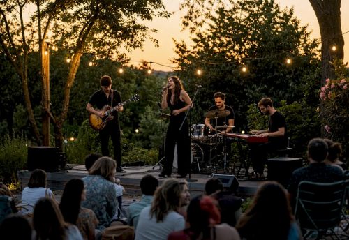 Eine Live-Band sorgt auf der Bühne bei einer Indoor-Veranstaltung für Stimmung.