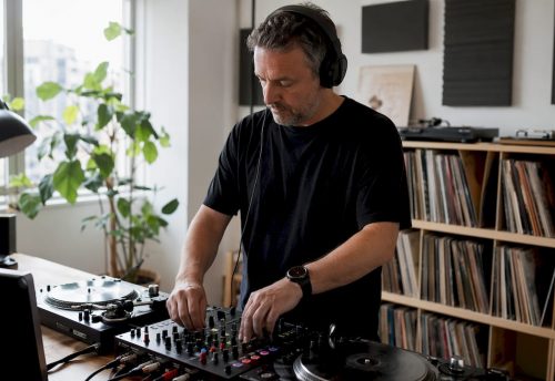 Im Studio kombiniert der DJ verschiedene Musikrichtungen und sorgt so für ganz neue Klangerlebnisse.