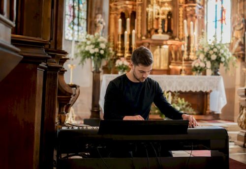 Mit geübten Händen wird die Kirchenorgel gestimmt.