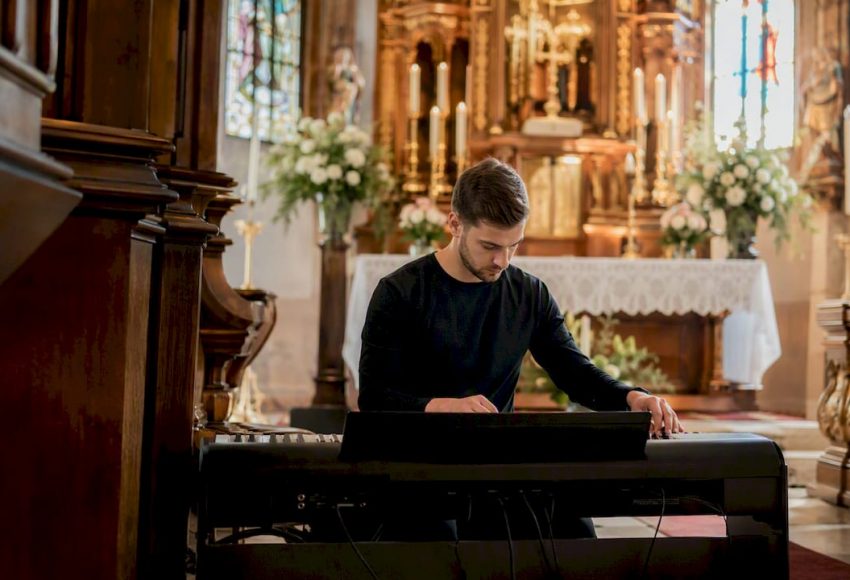 Mit geübten Händen wird die Kirchenorgel gestimmt.