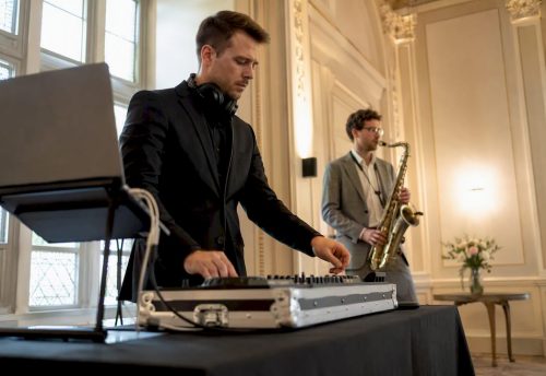 DJ und Geiger bereiten die Musikanlage vor