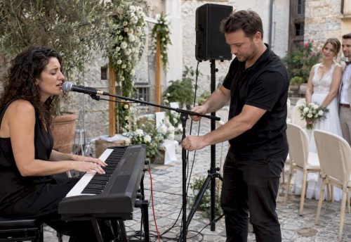 Sängerin und DJ beim Soundcheck für die Hochzeit