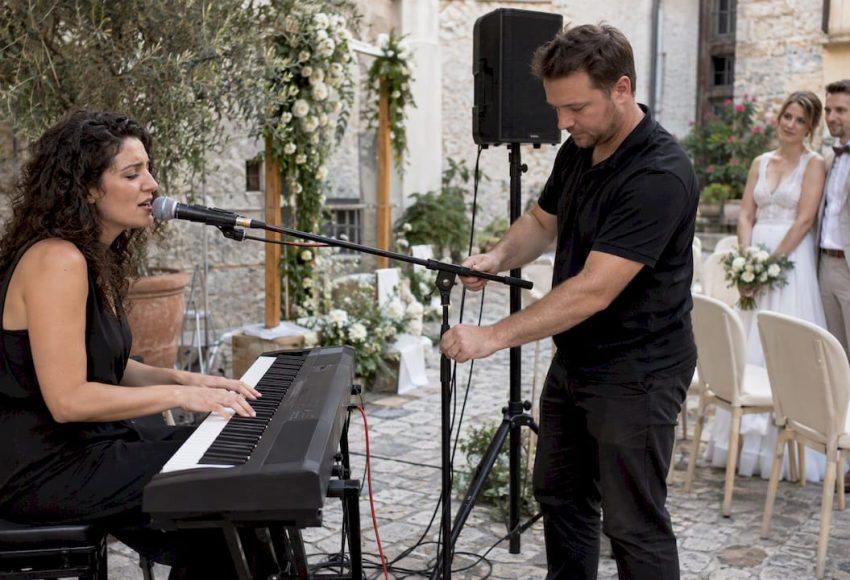Sängerin und DJ beim Soundcheck für die Hochzeit