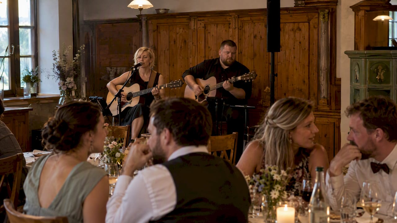 Akustikduo spielt dezent beim Hochzeitsdinner