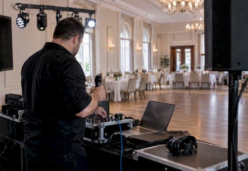 DJ testet die Technik vor der Hochzeitsfeier