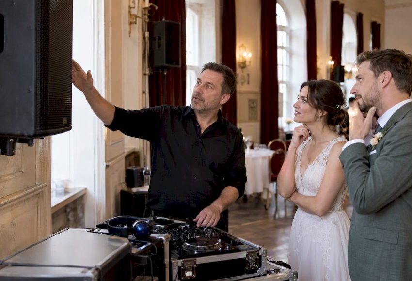 Das Paar und der DJ besprechen die technische Ausstattung im Saal