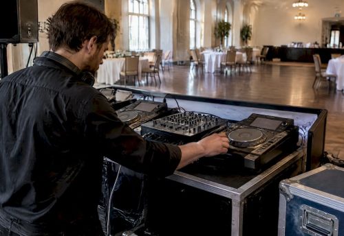 DJ testet die redundante Audiotechnik vor der Veranstaltung