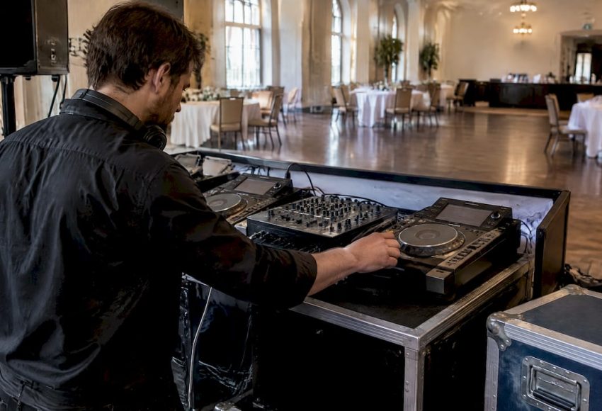 DJ testet die redundante Audiotechnik vor der Veranstaltung
