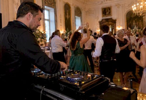 DJ legt für die tanzenden Hochzeitsgäste auf