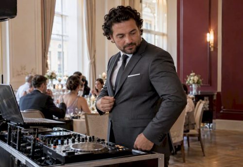 Hochzeits-DJ im Anzug beim Empfang im Stadthotel