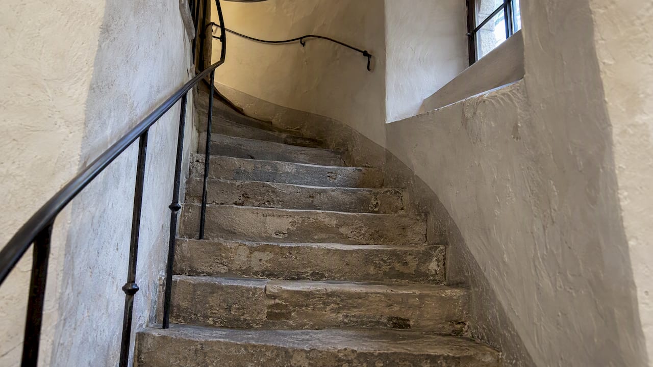 Enge, historische Treppe in einem Gebäude in Salzburg